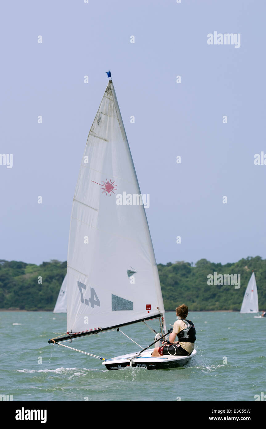 Kenia, Kilifi. Racing-Laser Segeljollen in Kilifi Creek. Stockfoto