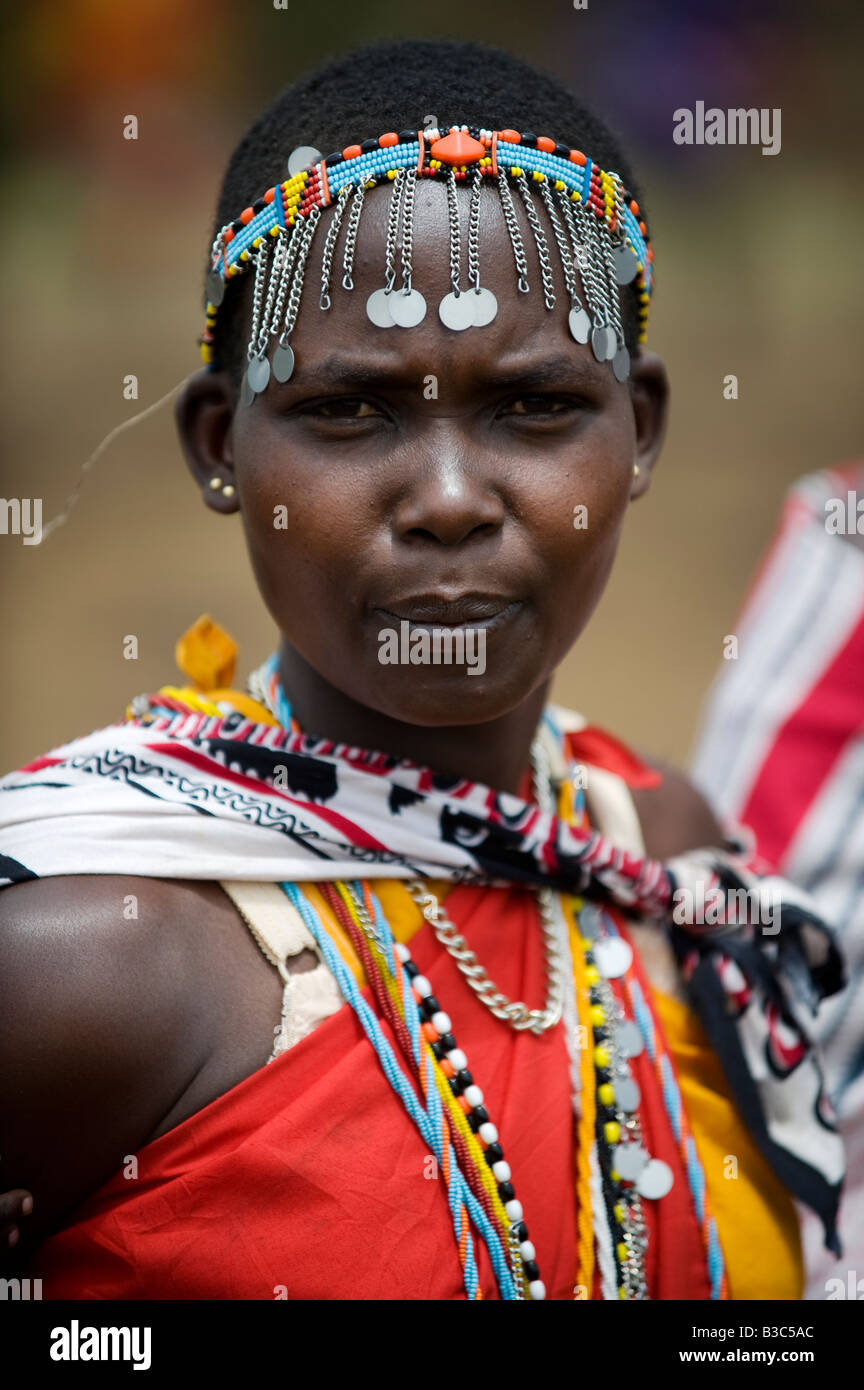 Kenia, Masai Mara National Reserve. Porträt einer Massai-Frau in traditioneller Tracht. Stockfoto