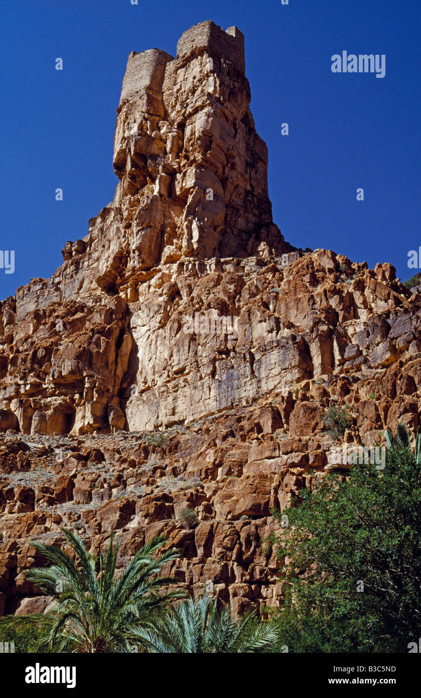 Marokko, Anti-Atlas-Gebirge, nr. ID-Aissa (aka Amtoudi). Hoch oben auf einer Welle des Felsens, Webstühle Agadir oder befestigte Berber Kornkammer, Agalouil spektakulär über die Boulgous-Schlucht in den südlichen Flanken des Anti-Atlas-Gebirge in der Nähe von Id-Aissa. Stockfoto