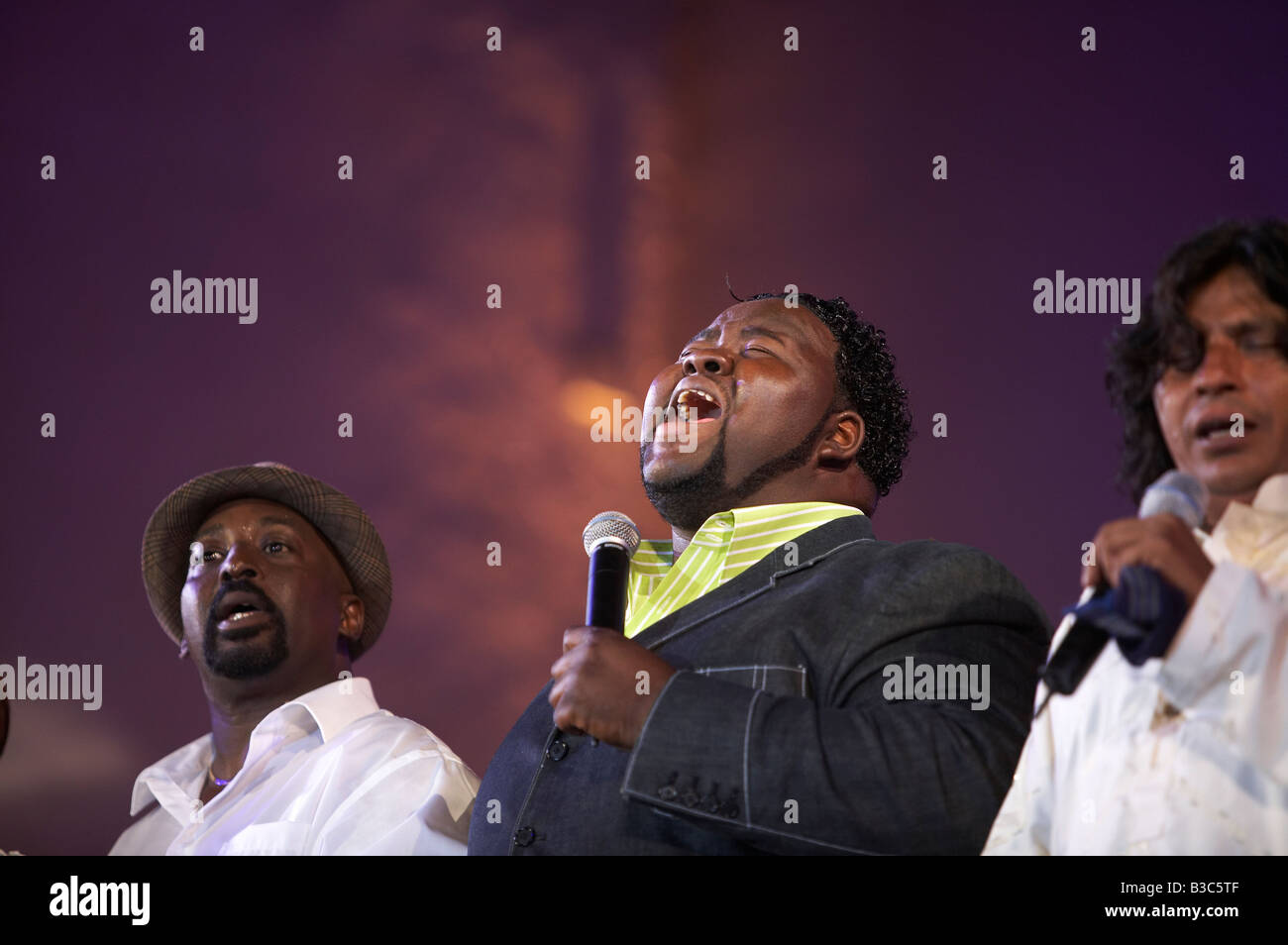 Marokko, Fes. Craig Adams auf der Bühne mit Faiz Ali Faiz und ein Mitglied der Voices of New Orleans führt eine Zugabe während Qawwali/Gospel-Konzert in der Fes Festival of World Sacred Music. Stockfoto