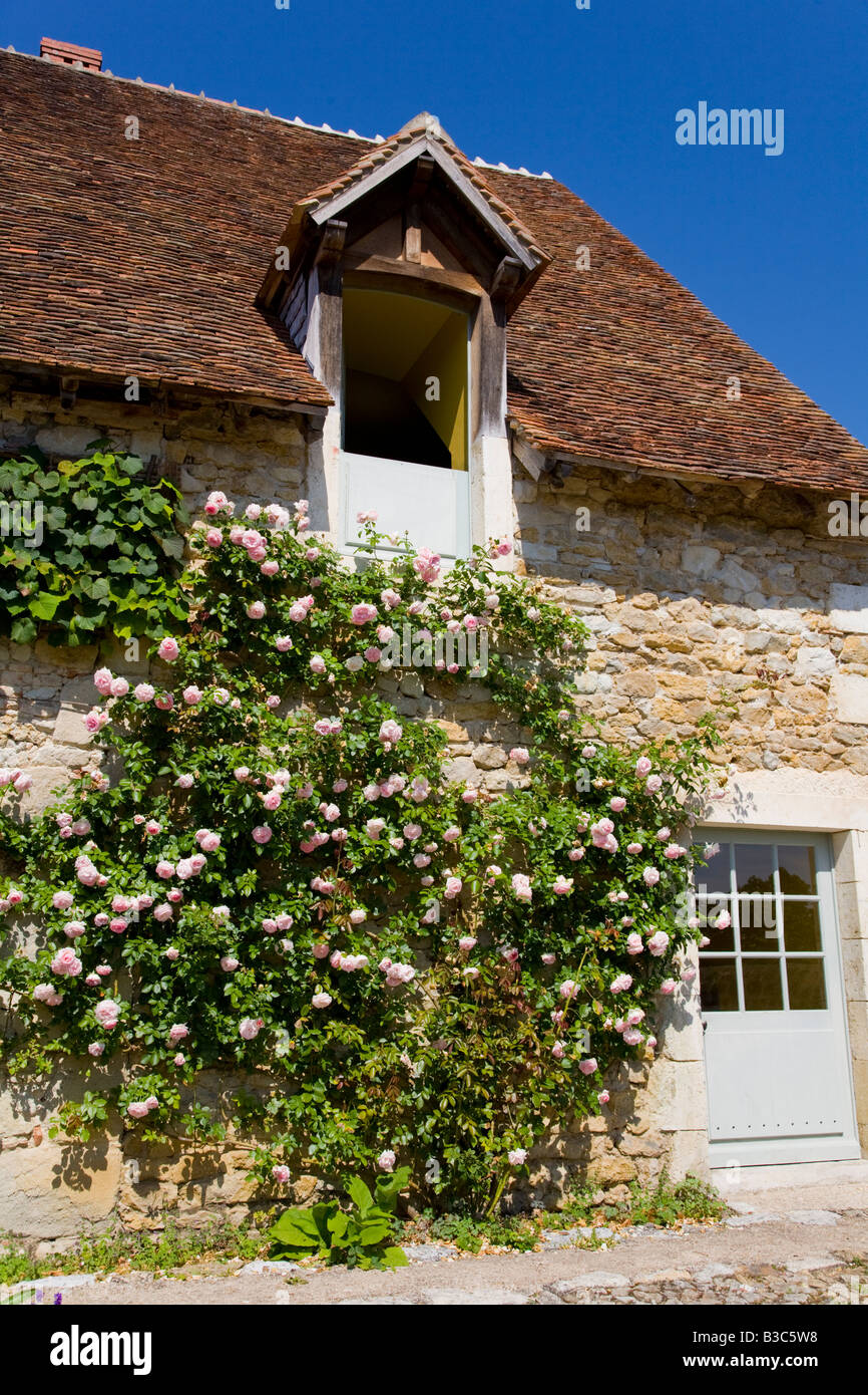 Traditioneller Bauernhof Haus Gebäude an der Prieuré d'Orsan Gärten, Frankreich Stockfoto