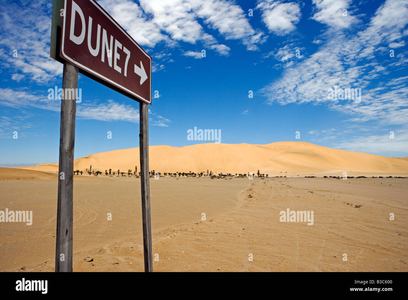 Namibia, Skeleton Coast, Walvis Bay. Das Zeichen, um die beliebten touristischen Düne Dune 7 befindet sich in der Nähe von Swakopmund und Walvis Bay. Dune 7 ist eine große Sanddüne in der Wüste Namib, eines der größten in der Welt und die höchste im Küstenriemen beliebt bei Sandboarders. Stockfoto