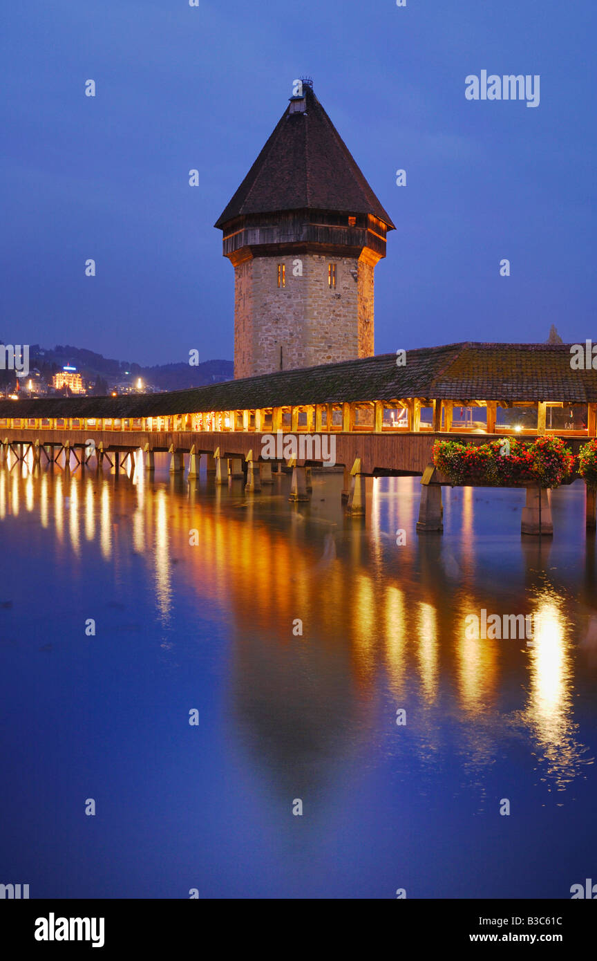 Kapellbruecke Mit Wasserturm in der Abenddämmerung Luzern Schweiz Stockfoto