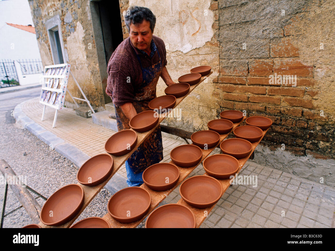 Portugal, Alentejo, Sao Pedro Corva. Keramikproduktion. Stockfoto