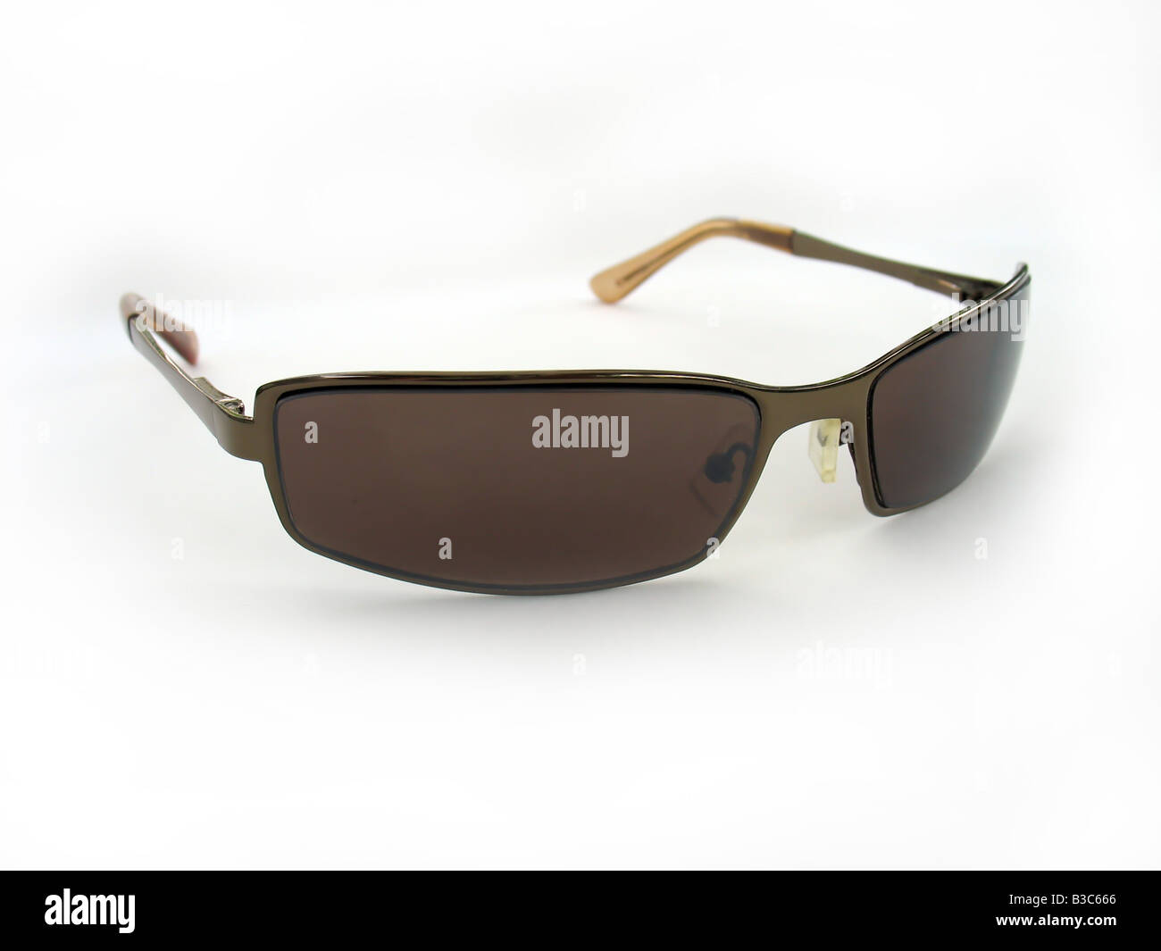 Einige braune unisex Sonnenbrille isoliert auf weiß Stockfoto