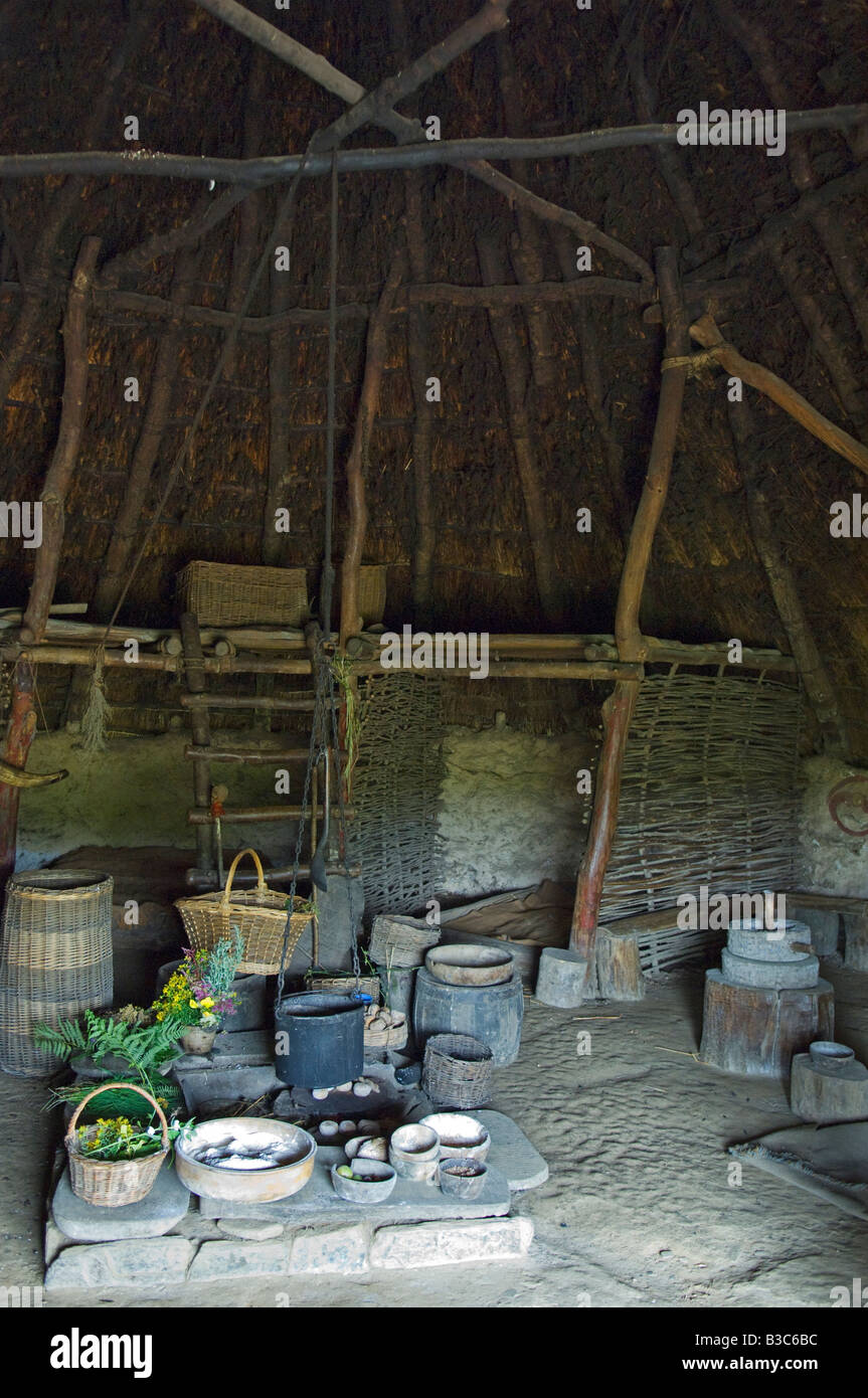 England, Wales, Pembrokeshire. Innere des nachgebauten Eisenzeit Celtic Roundhouse errichtet auf den ursprünglichen Fundamenten Stockfoto