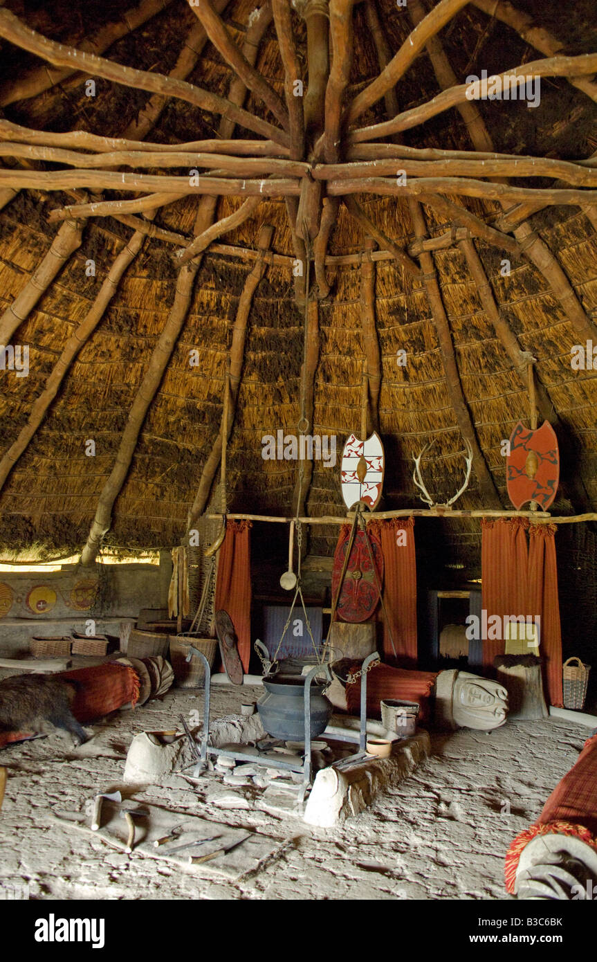 England, Wales, Pembrokeshire. Innenraum des neu geschaffenen Häuptlings Hütte, ein Eisenzeit Celtic Roundhouse Stockfoto