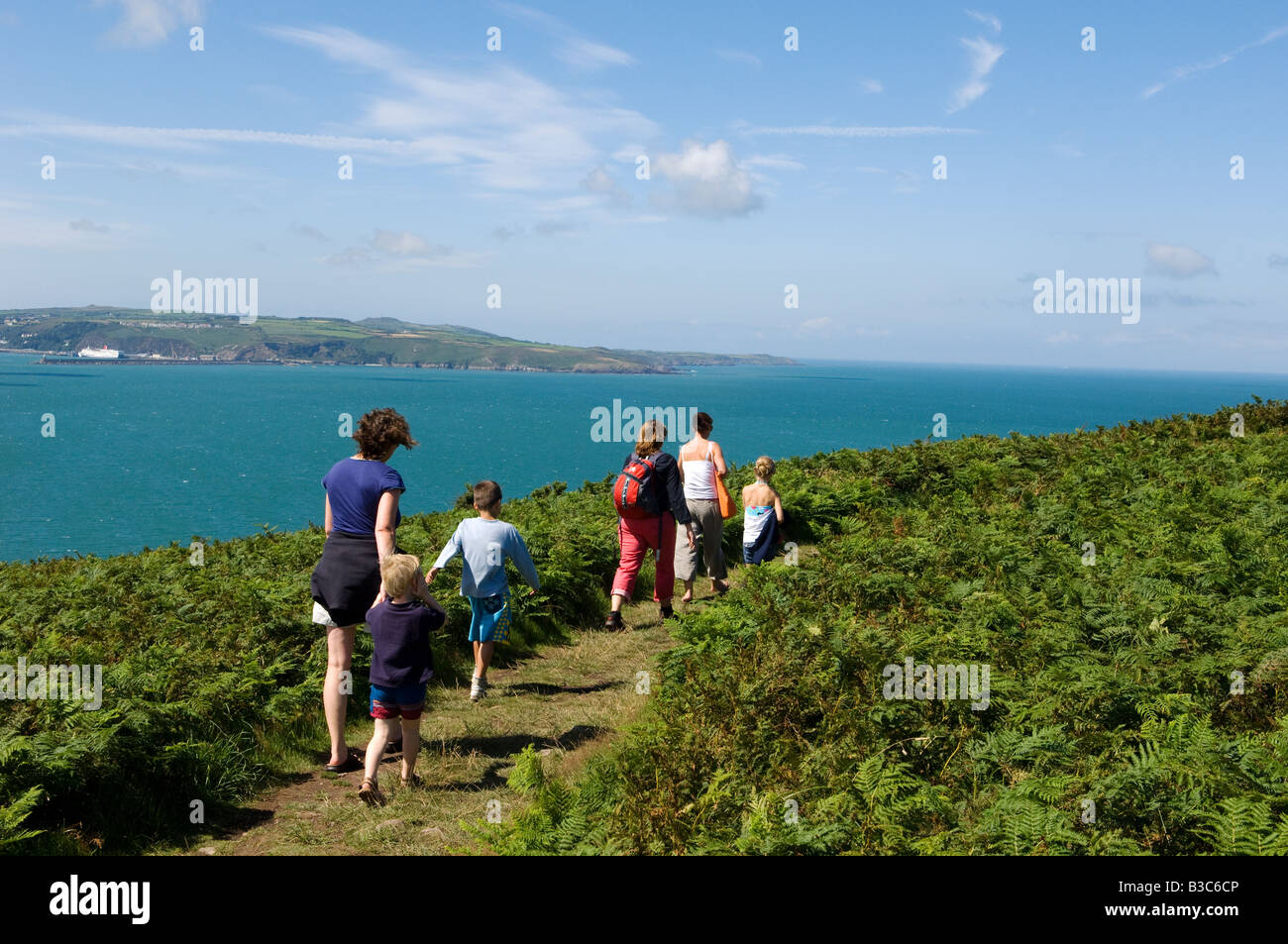 England, Wales, Pembrokeshire. Eine Familie Spaziergänge entlang der Pembrokeshire Coastal Path um Dinas Kopf mit Blick auf Bucht von Fishguard und Stockfoto