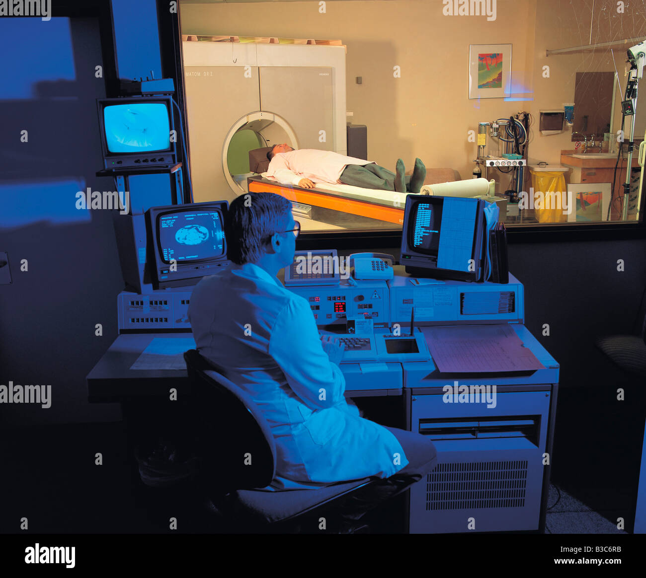 Krankenhaus Chirurg anzeigen Patienten unterziehen CAT-Scan. Cromwell Hospital. Kensington London. England. Stockfoto
