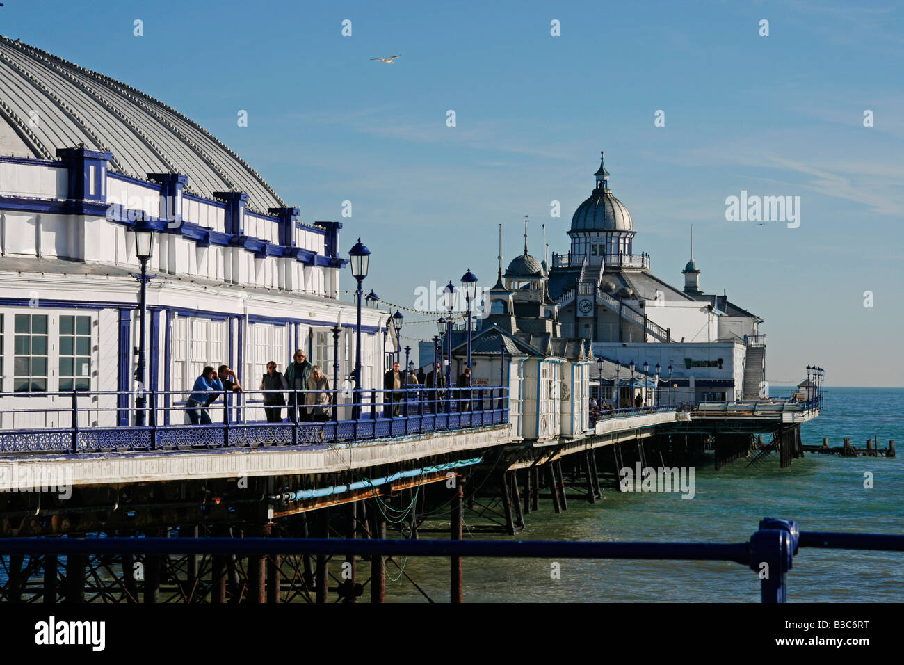 England, East Sussex, Eastbourne. Eastbourne Pier ist ein am Meer Vergnügen Pier an der Südküste von England. Stockfoto