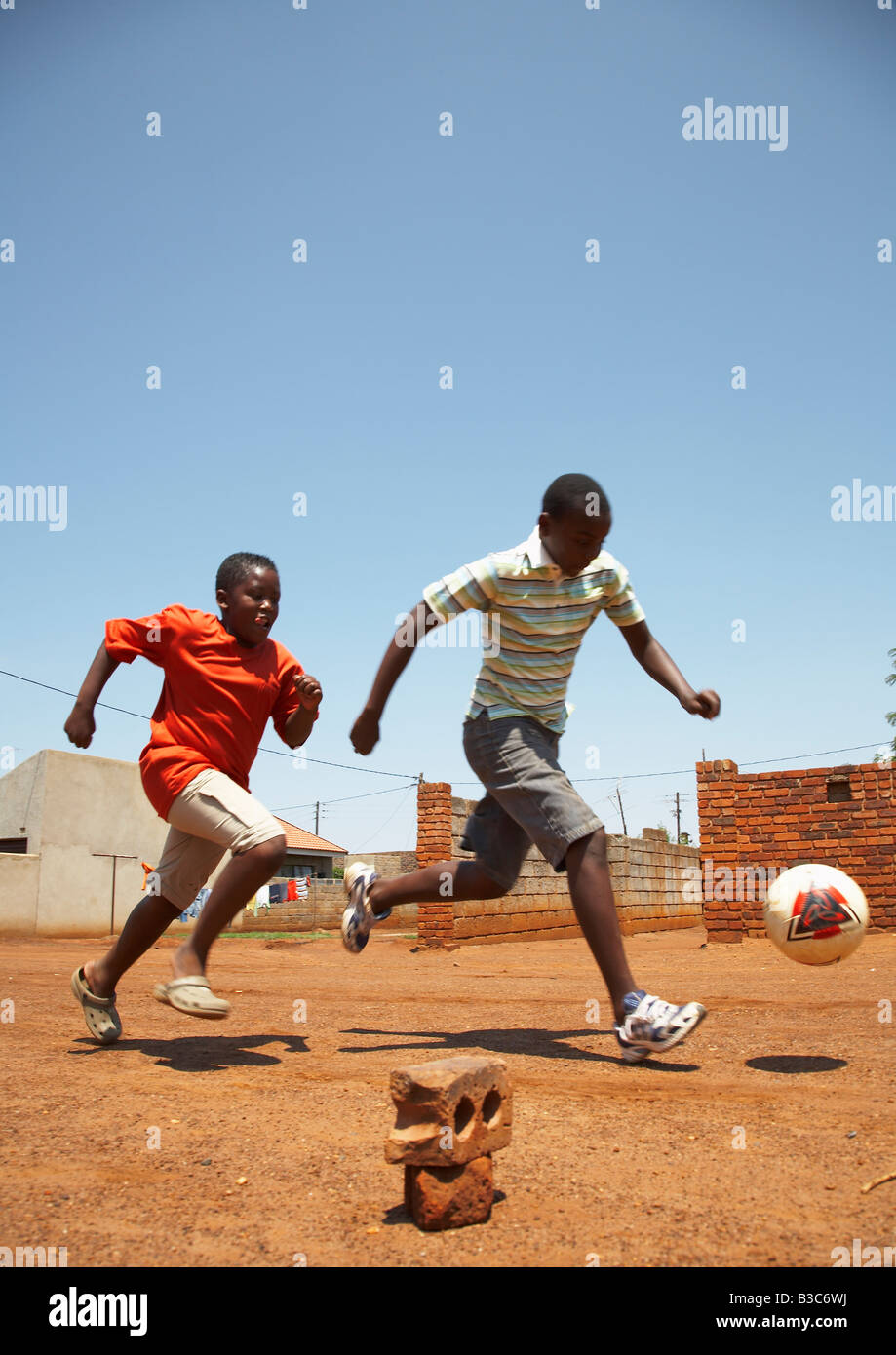 afrikanischen jungen Fußball spielen Stockfoto