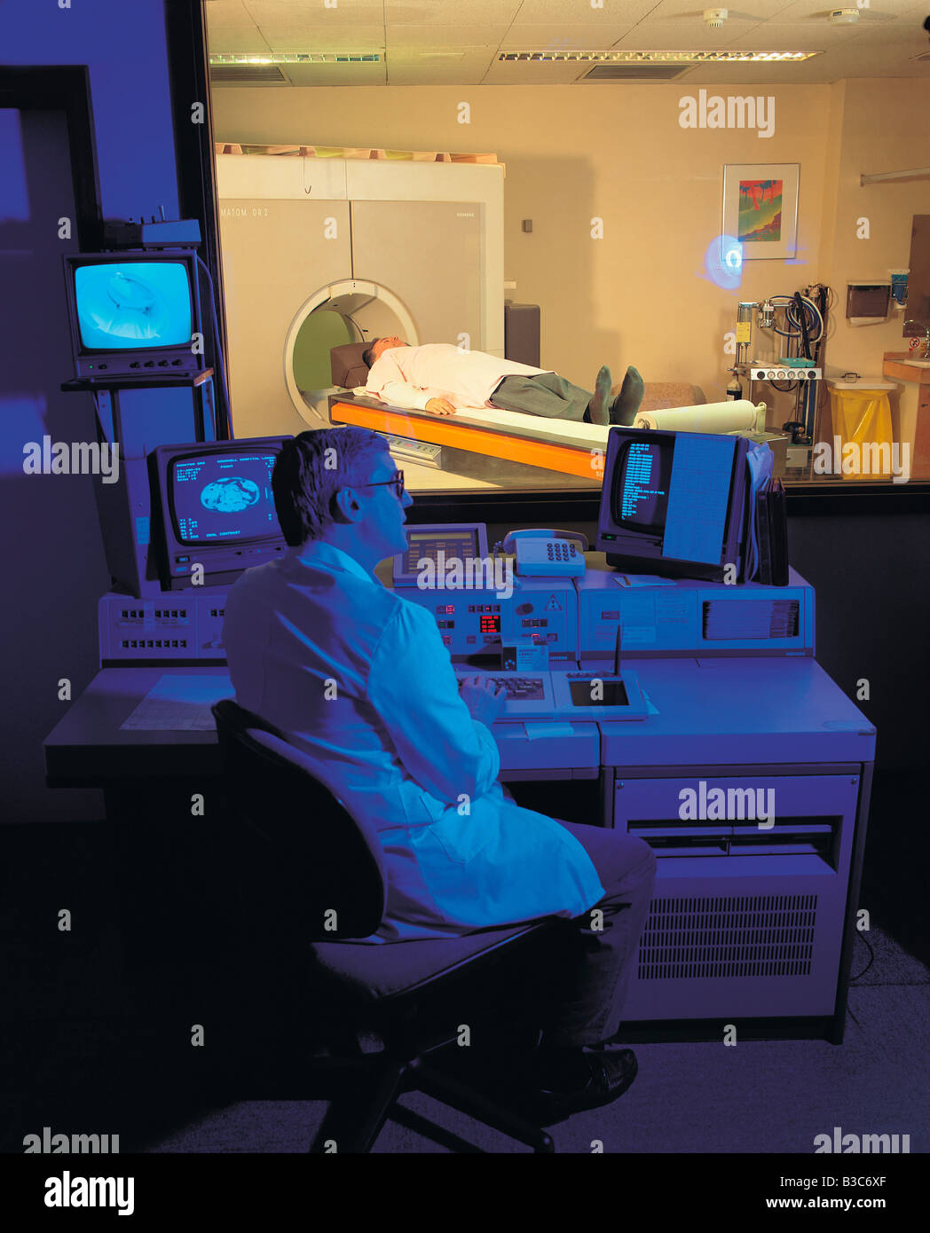 Krankenhaus Chirurg anzeigen Patienten unterziehen CAT-Scan. Cromwell Hospital. Kensington London. England. Stockfoto