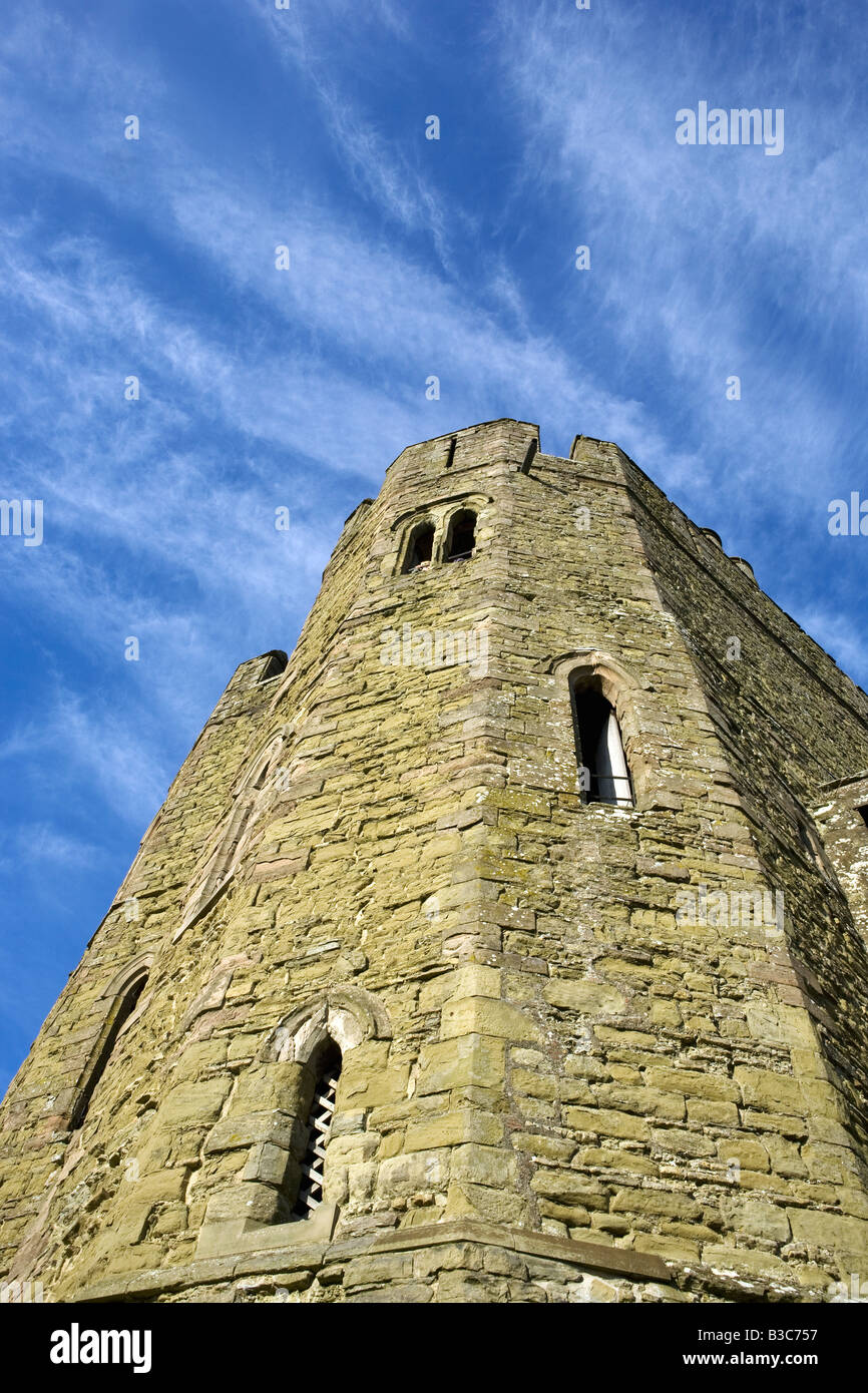 England, Shropshire, Stokesay. Blick auf die gut erhaltene South Tower Stokesay Burg, befindet sich in Stokesay, eine Meile südlich von der Stadt Craven Arms, in South Shropshire. Es ist die älteste befestigte Herrenhaus in England, aus dem 12. Jahrhundert und wird von England Erbe verwaltet. Stockfoto