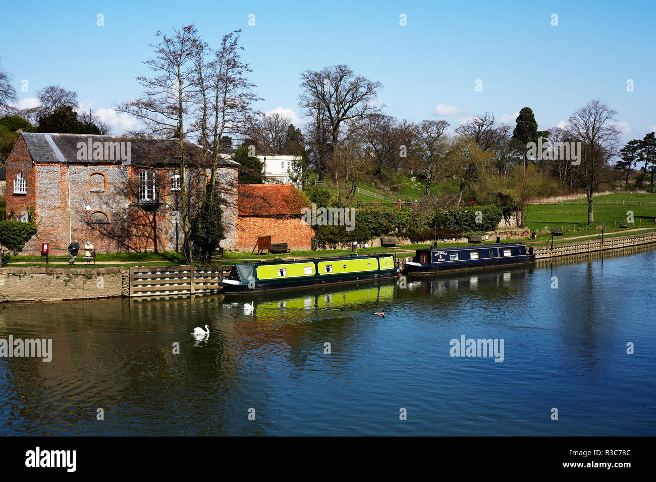 England, Oxfordshire Wallingford. Zwei Schiffe vor Anker bei Wallingford auf der Themse. Stockfoto