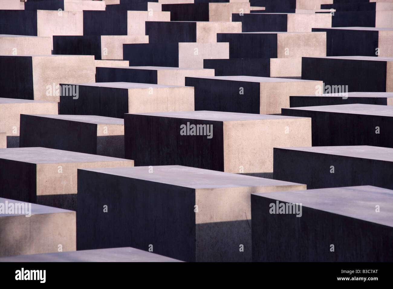 Deutschland, Berlin. Das Denkmal für die ermordeten Juden Europas, auch bekannt als das Holocaust-Mahnmal, ist ein Denkmal in Berlin für die jüdischen Opfer des Holocaust, entworfen vom Architekten Peter Eisenman und Ingenieure Buro Happold. Stockfoto