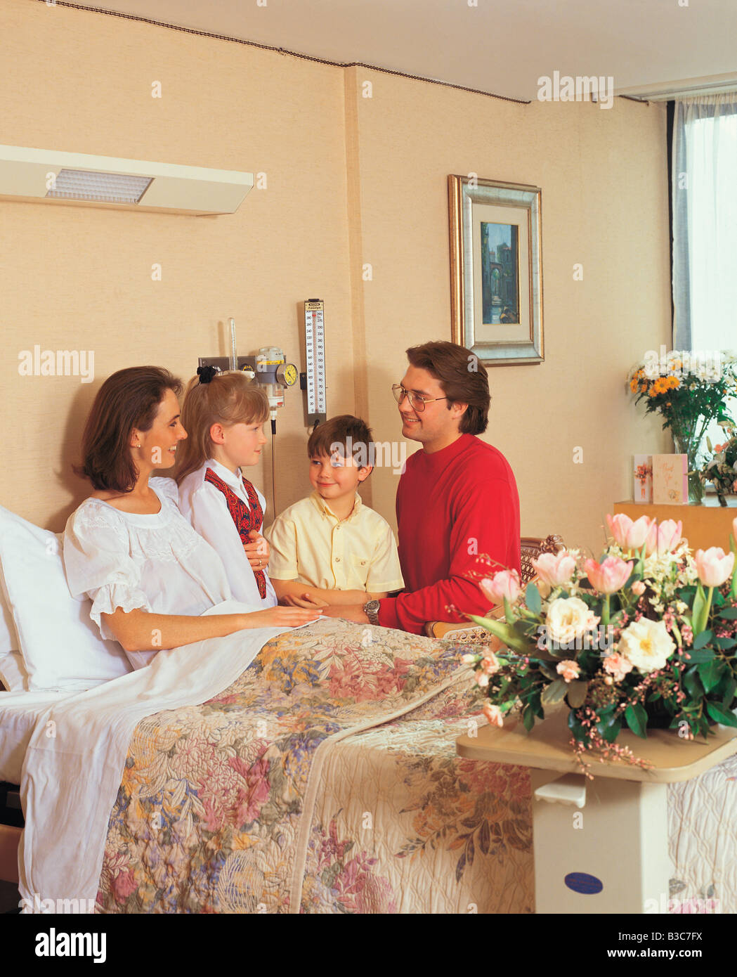 Familie im Krankenhaus. Vater und Kinder, die Mutter im Krankenhaus zu besuchen Stockfotografie