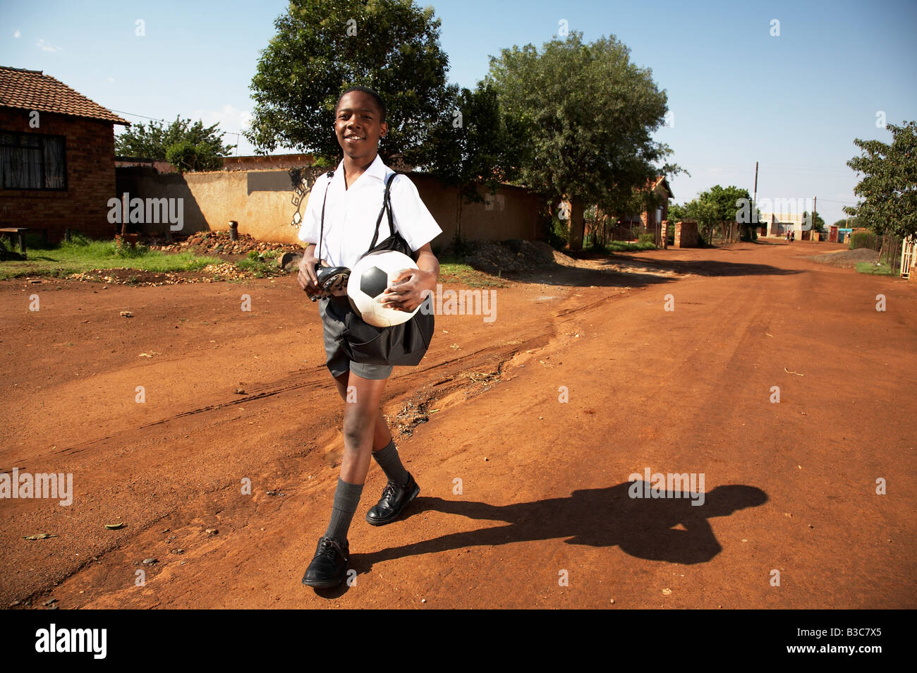 afrikanischen jungen Fußball spielen Stockfoto