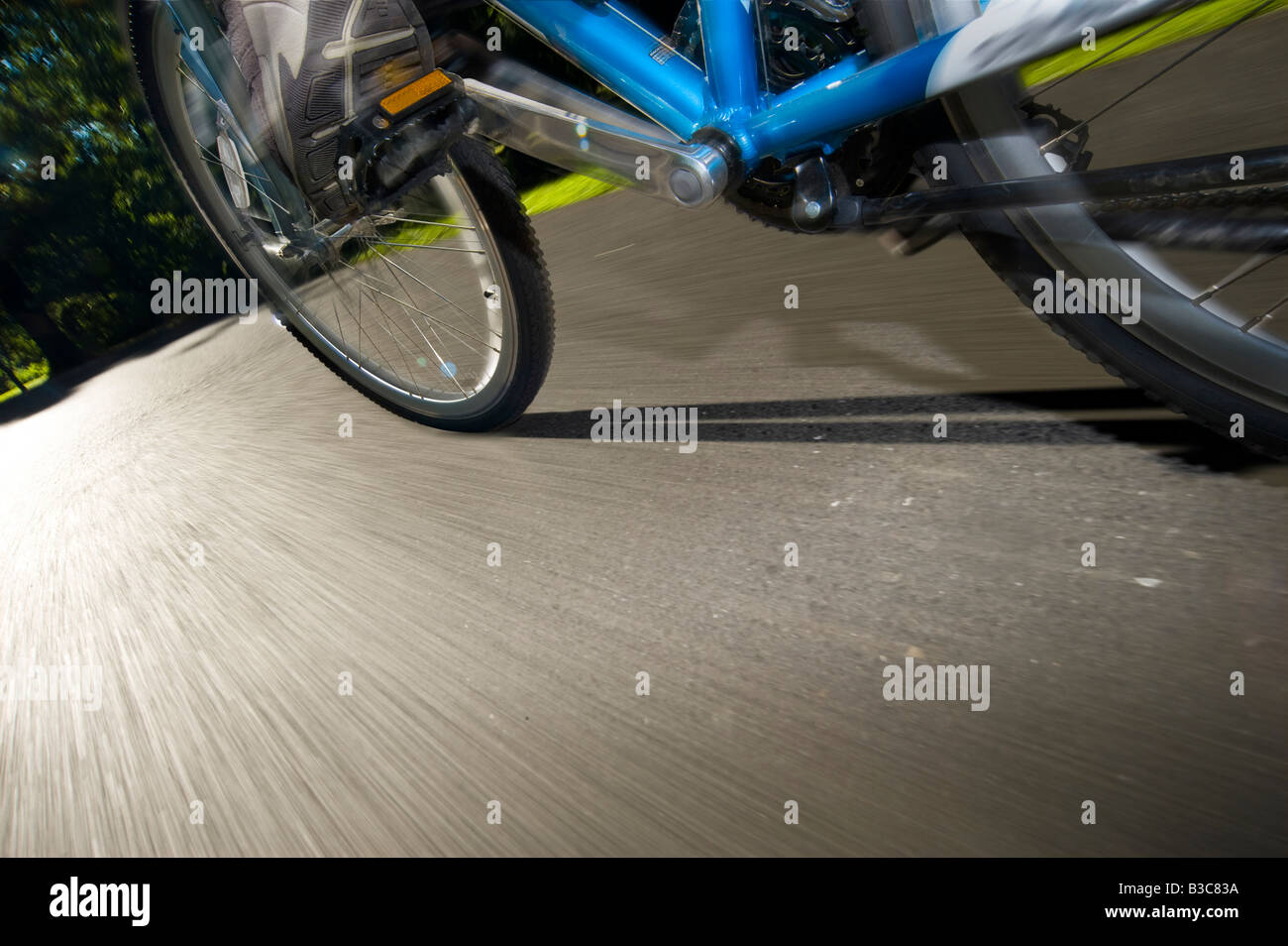 Fahrrad Fahrrad Radfahren Mountainbike Reifen schnell Bewegungsunschärfe auf Straße Straße Detail Stockfoto