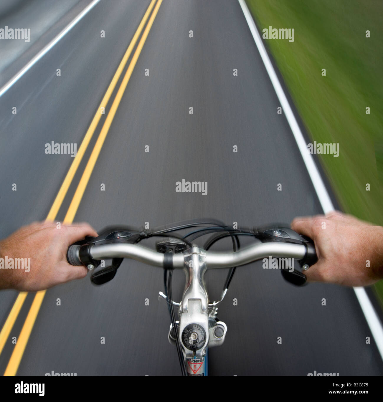 Fahrrad Fahrrad Radfahren Mountainbike Reifen schnell Bewegungsunschärfe auf Straße Straße Detail Stockfoto