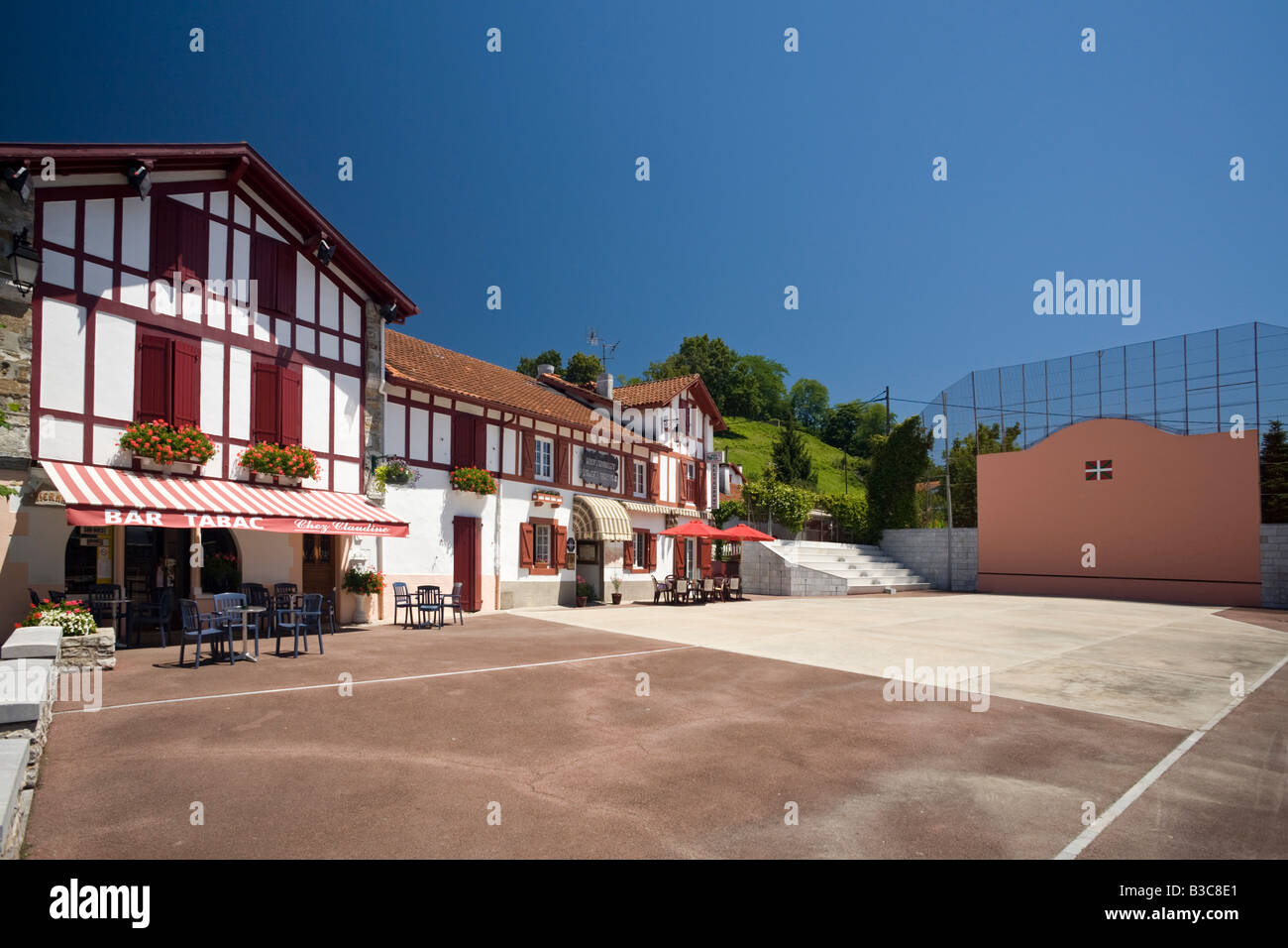 Baskische Häuser und eine Stirnwand Cambo-Les-Bains (Frankreich). Maisons et Fronton de Pelote Basque, À Cambo-Les-Bains (Frankreich). Stockfoto