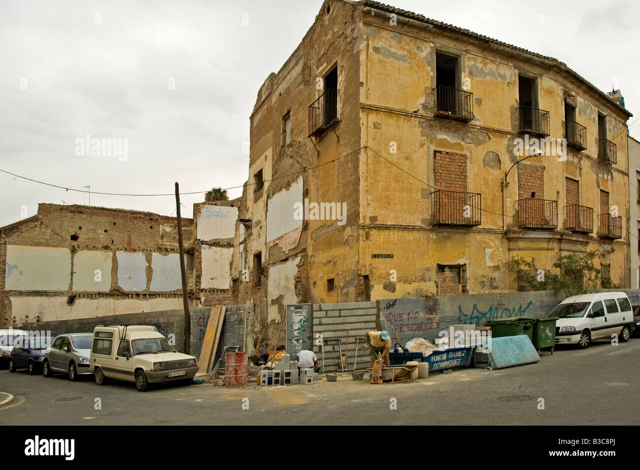 Bauherren, die Wiederherstellung von einem alten Gebäude im Cerrojo, Malaga Stockfoto