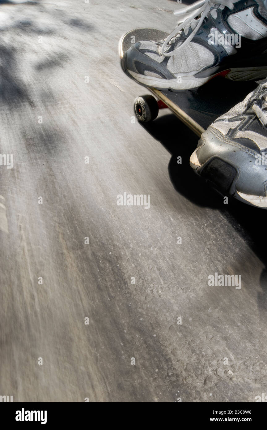 Skateboarder Teenager fahren Skateboard In Fast-Motion Blur Detail Geschwindigkeit Stockfoto