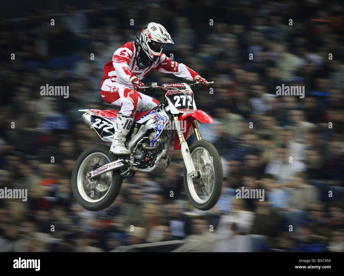 Supercross Motorradfahrer fliegt durch Luft vor Menschenmengen in der O2 arena Stockfoto