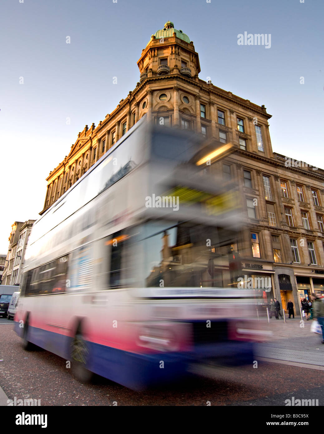 Glasgow, Schottland. Ein Doppeldecker-Bus in der Argyle Street, vorbei an der Unterseite der Buchanan Street. Stockfoto