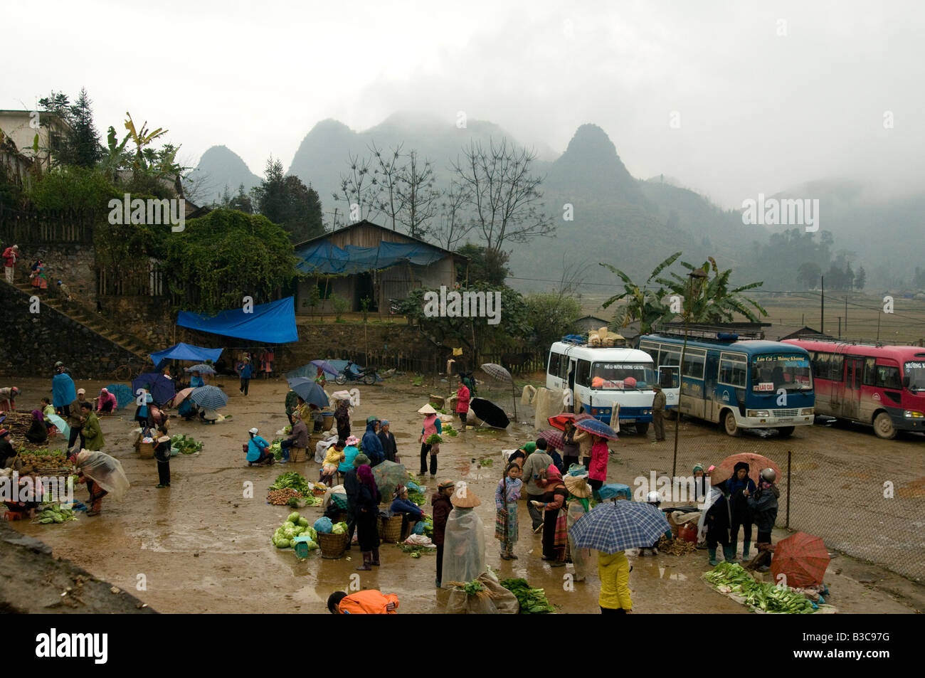Der Wochenendmarkt bei Muong Khuong Nordvietnam ist von nebligen Bergen umgeben. Stockfoto
