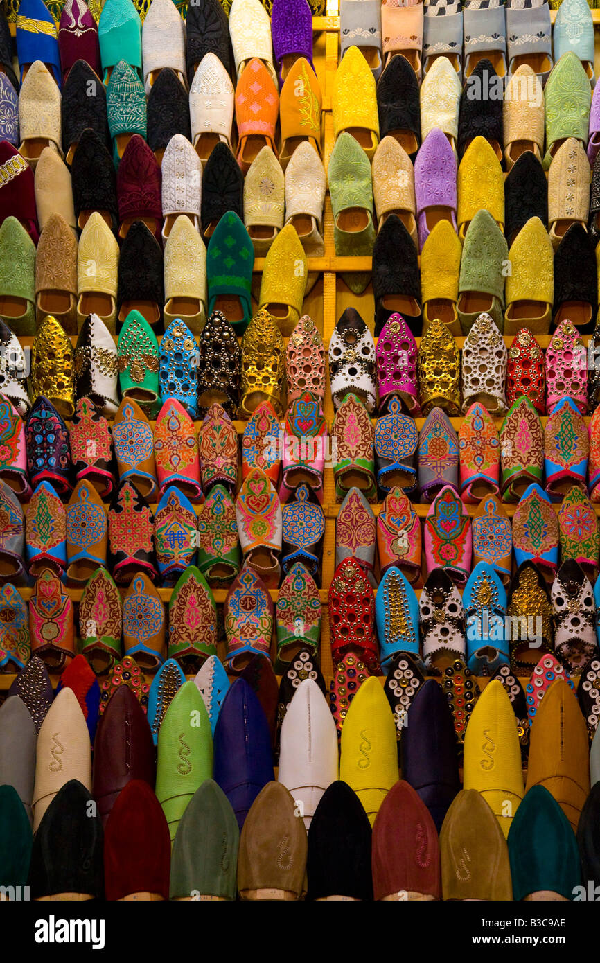 Hausschuhe und Schuhe zu verkaufen in Souks in Marrakesch Stockfoto