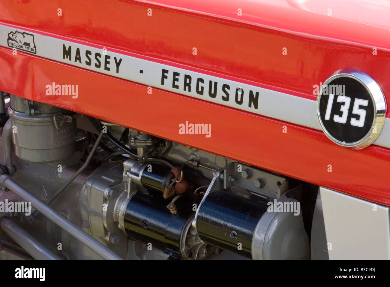 Motorraum von Massey Ferguson MF135 Traktor Stockfoto