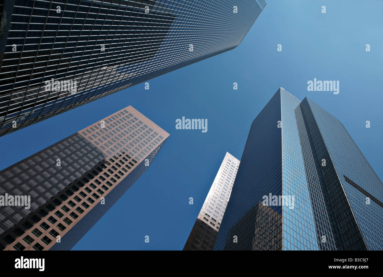 Abstrakte Bürostrukturen mit klarem Himmel im freien Stockfoto