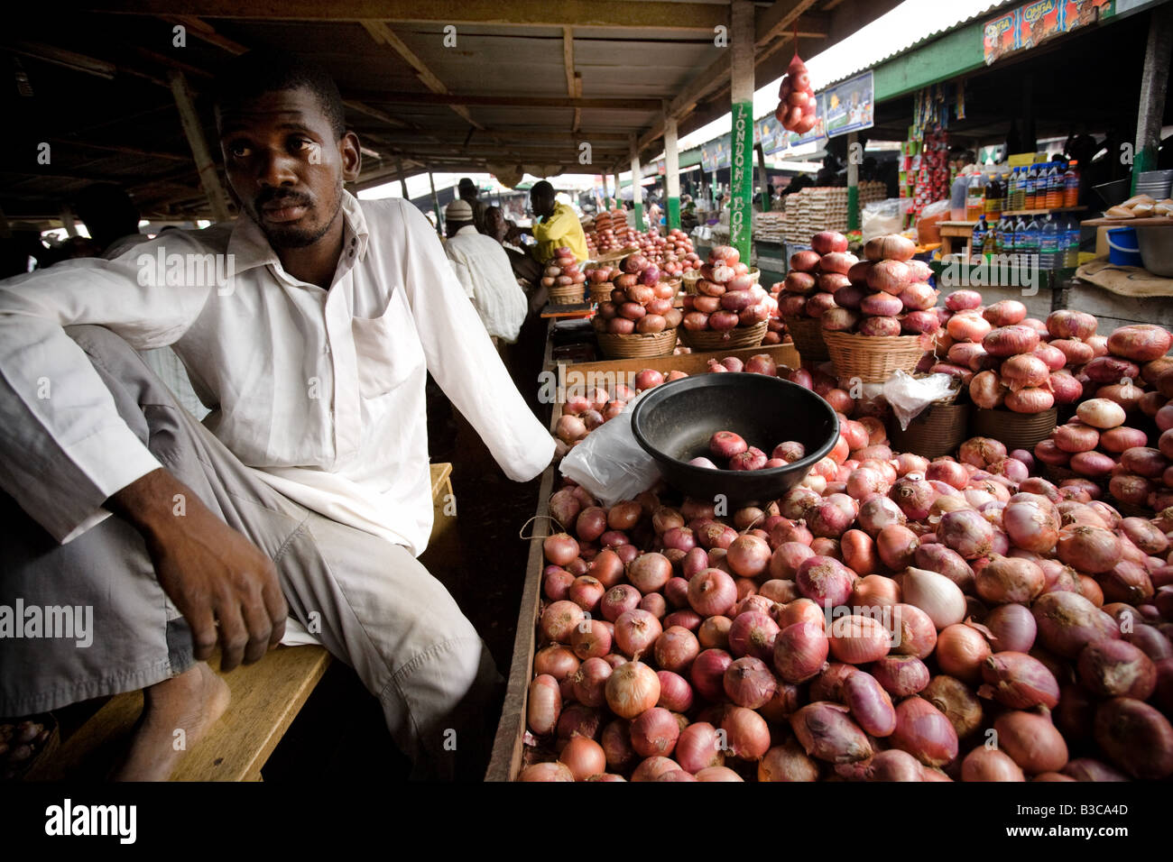 Zwiebel-Anbieter auf Agbogboloshie Markt in Accra Ghana Stockfoto