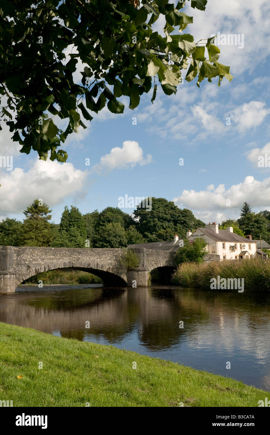 Alte Steinbrücke über den Fluss Elwy Llanfair Talhaearn Village Conwy Grafschaft North Wales UK Sommernachmittag Stockfoto