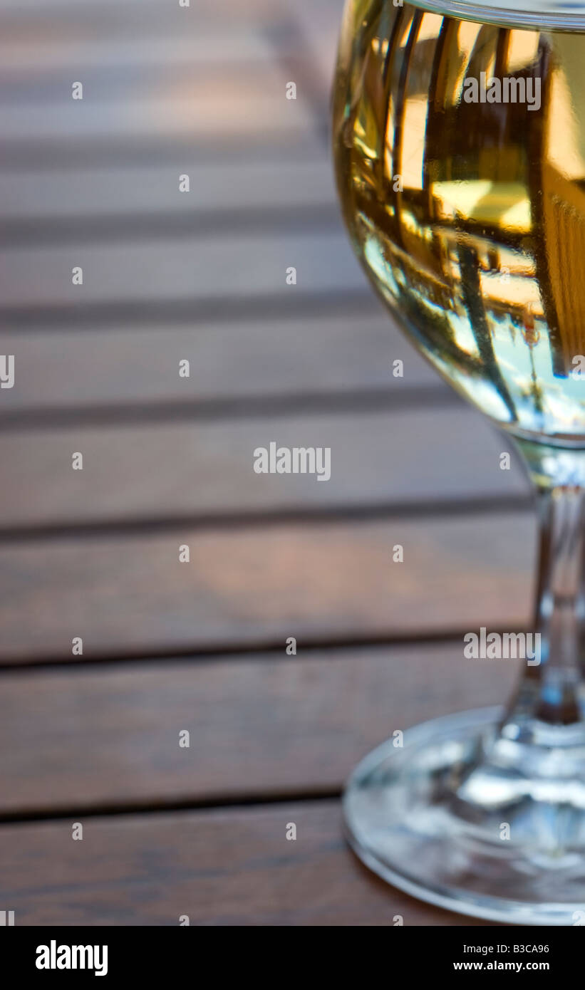 Glas Weißwein auf einem Holztisch Stockfoto