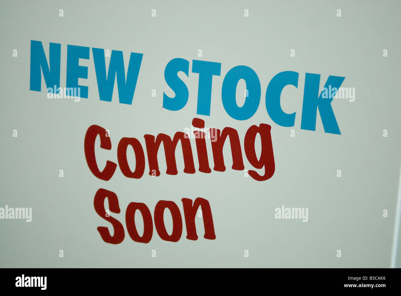 Neues Lager Coming Soon Zeichen Stockfoto