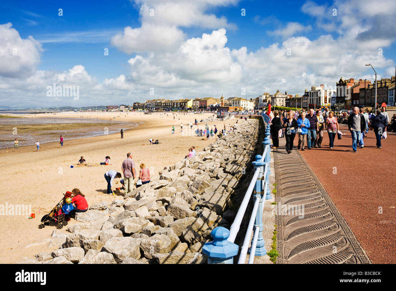 Morecambe Strand und Strandpromenade Promenade mit Blick auf den Uhrturm, Lancashire, England, UK - im Sommer Stockfoto