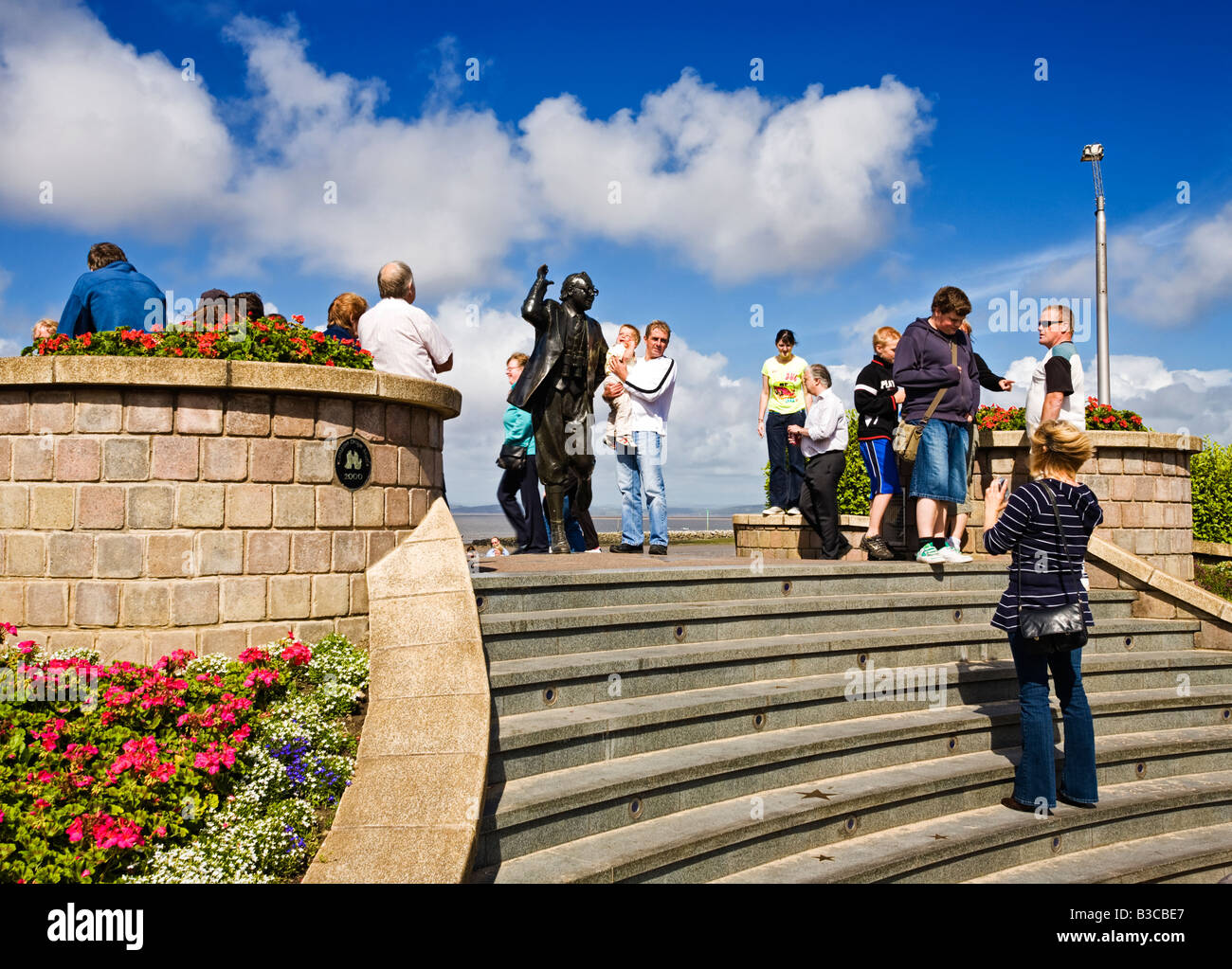 Touristen haben sich fotografieren mit Eric Morecambe Bronze Statue bei Morecambe Lancashire England UK Stockfoto