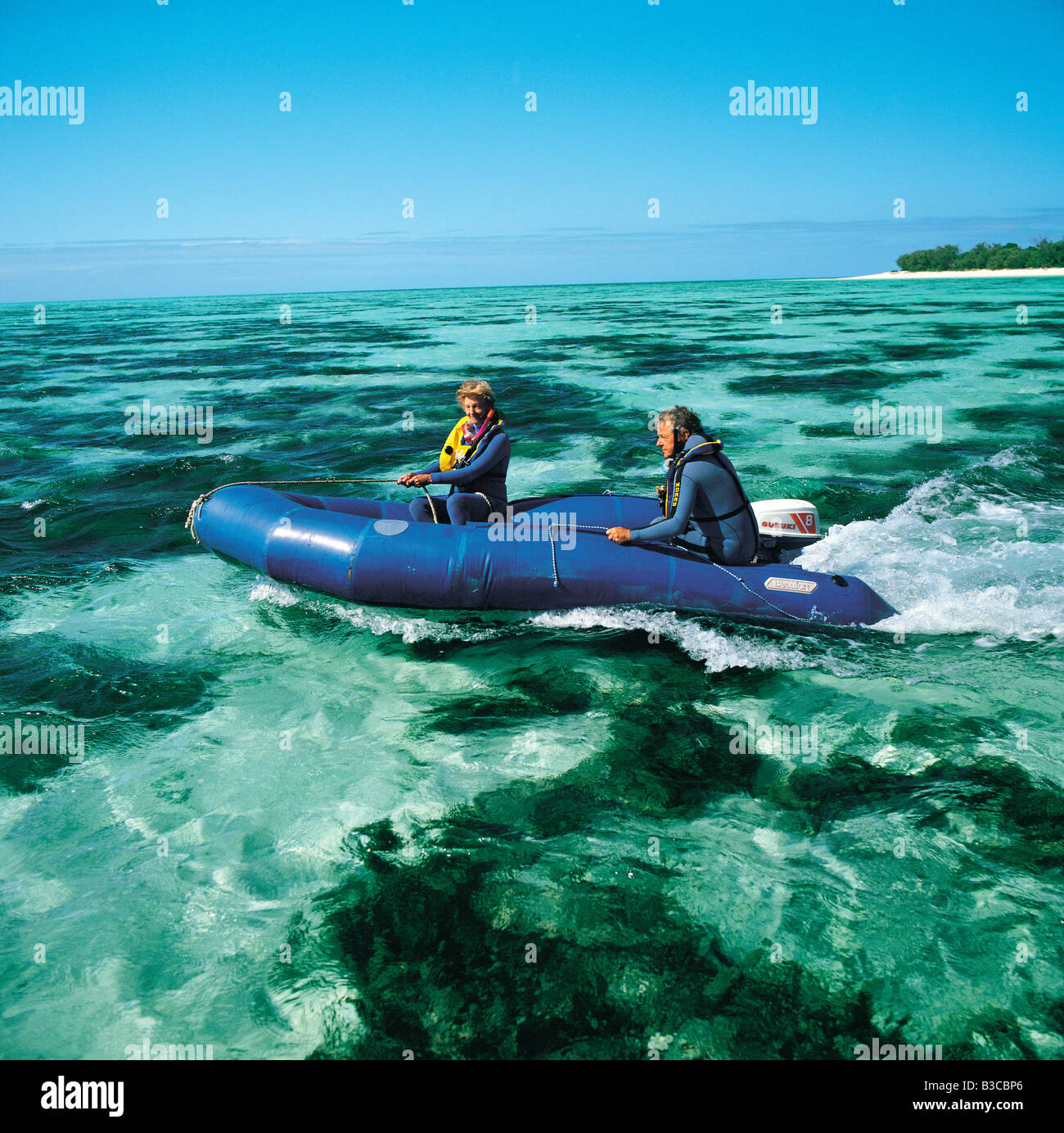Australien. Queensland. Great Barrier Reef. Im mittleren Alter Mann und Frau in Neoprenanzüge auf Schlauchboot. Stockfoto