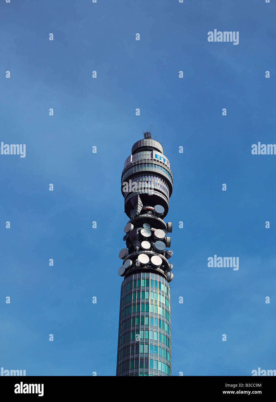 Niedrigen Winkel Ansicht des Telecom Tower in London, England, UK Stockfoto