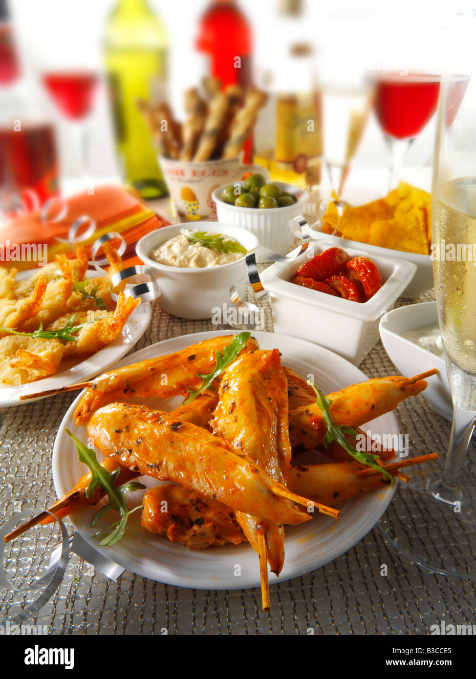 Party-Essen-Einstellung mit marinierten Hähnchen-Spieße, Sonne getrockneten Tomaten-dip Stockfoto