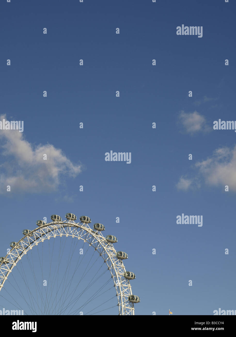 London Eye gegen blauen Himmel Stockfoto