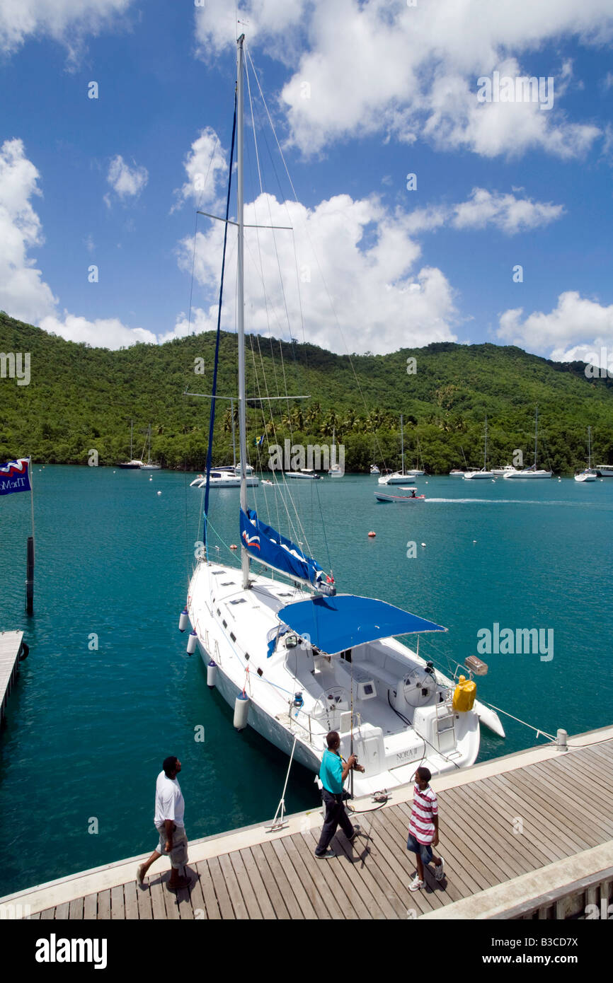 Eine Yacht vor Anker in Marigot Bay, St. Lucia, "West Indies" Stockfoto