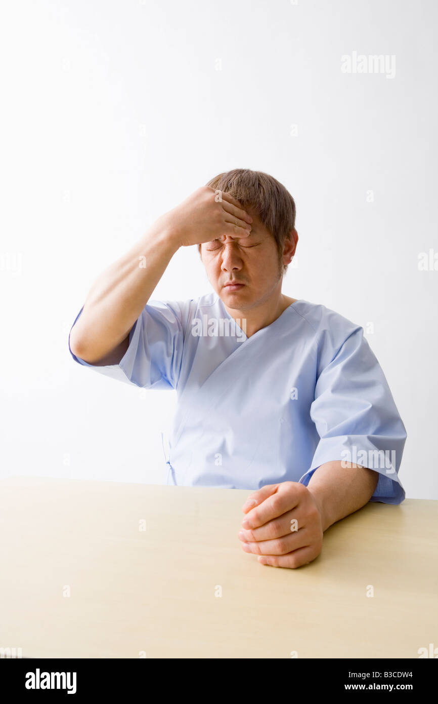 Mitte erwachsenen Mann leidet unter Kopfschmerzen Stockfoto