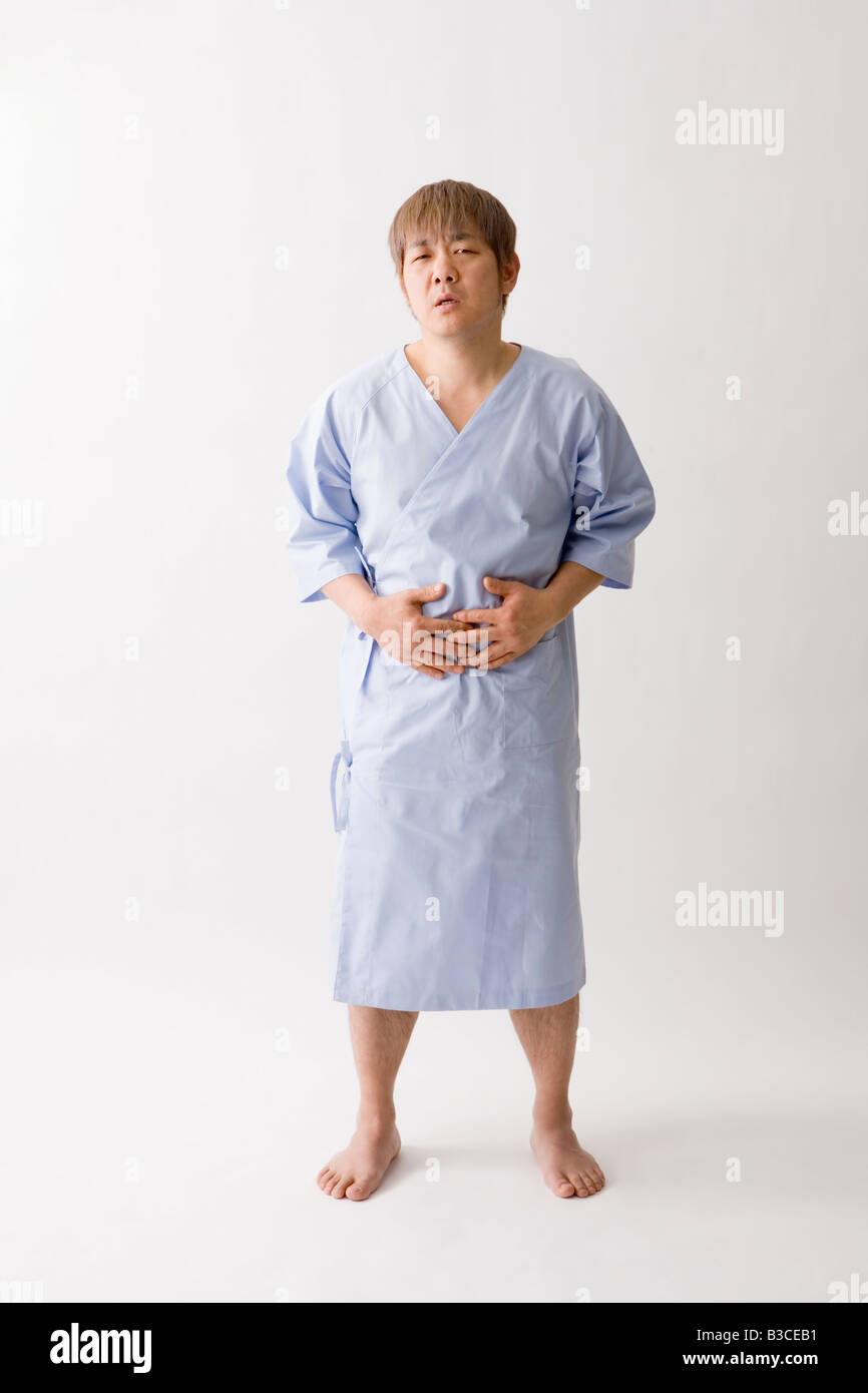 Mitte erwachsenen Mann leidet unter Schmerzen im Unterleib Stockfotografie Alamy