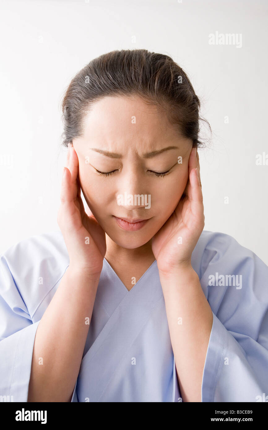 Mitte Erwachsene Frau, die unter Kopfschmerzen leiden Stockfoto