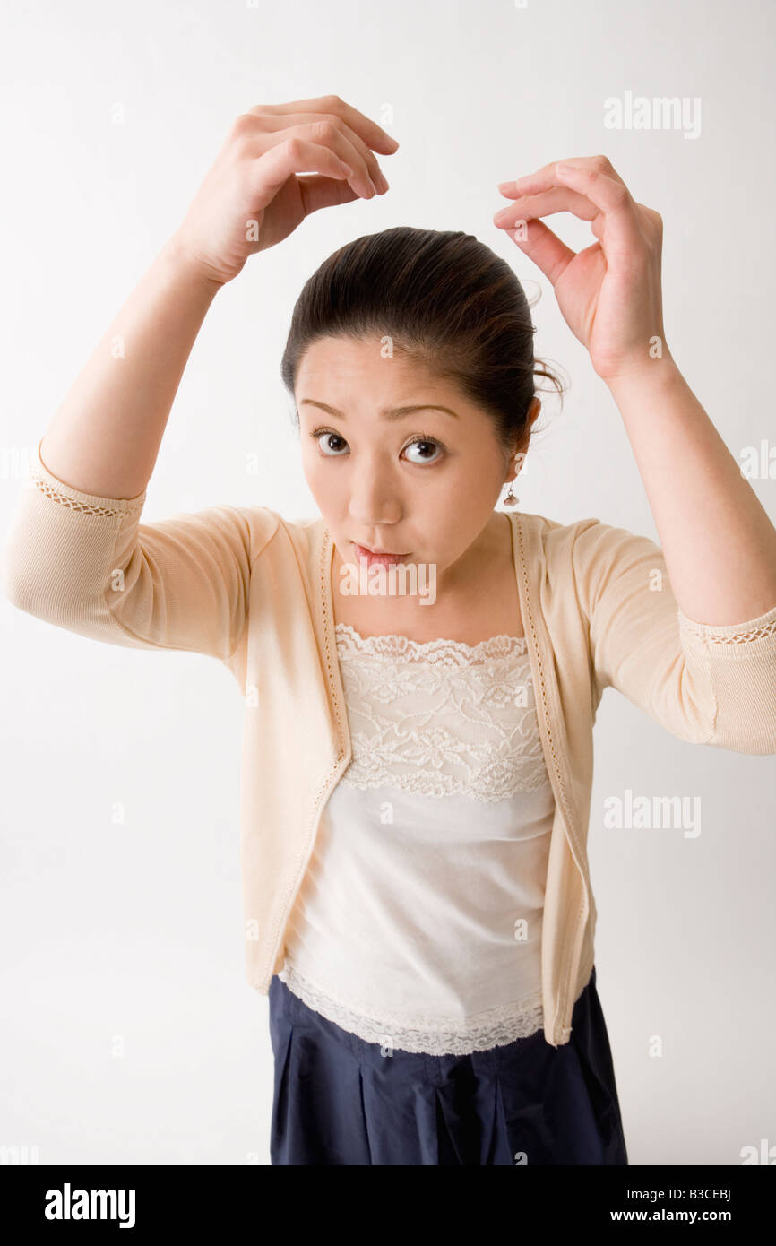 Mitte Erwachsene Frau überprüfen ihr Haar Stockfoto