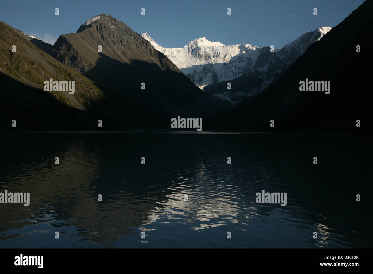 Belukha Berg, der höchste Punkt in Sibirien, über Akkem See im Altai-Gebirge Russland, bei Sonnenuntergang. Stockfoto