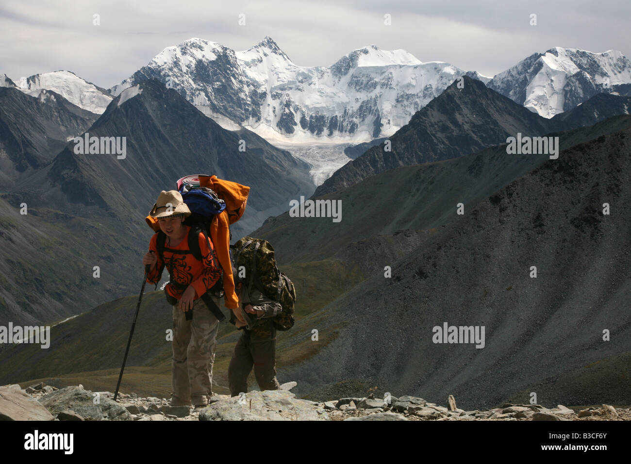 Junge Wanderer den Berg hinauf klettern passieren Karaturek im Altai-Gebirge Russland Stockfoto