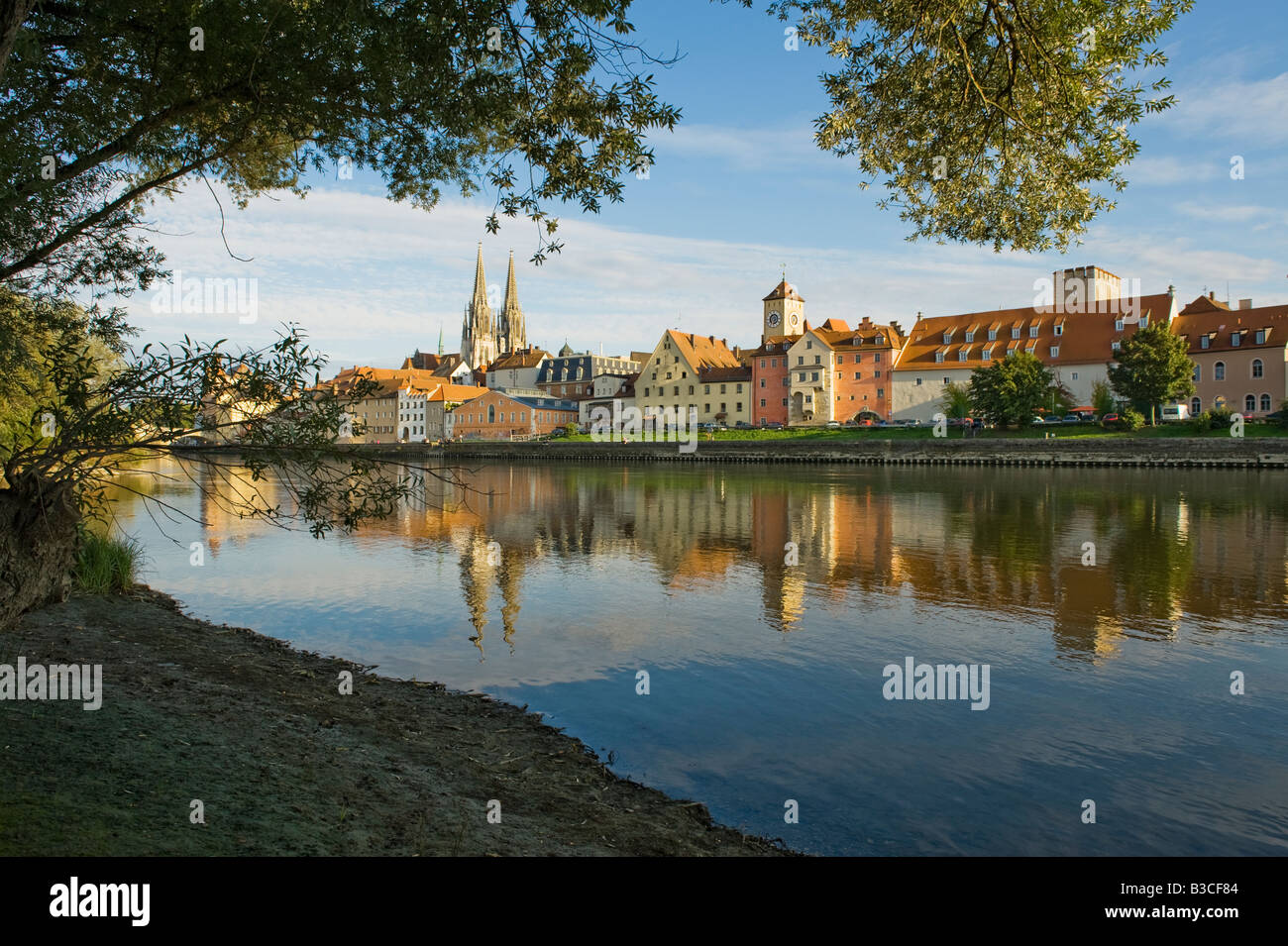 UNESCO-Weltkulturerbe REGENSBURG alte Stadt-Stadt am Fluss Ufer Donau Flusses Flusswasser Abend Sonnenuntergang Stockfoto